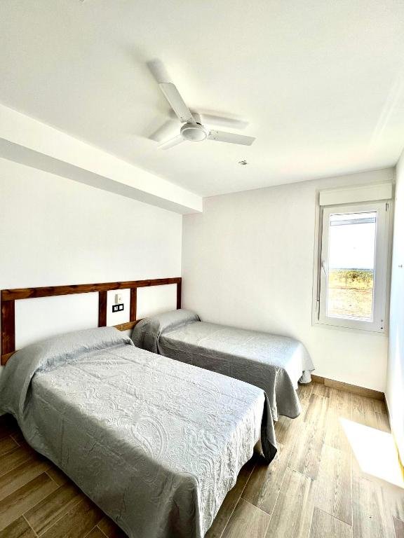 Zona de barbacoa de la casa rural en la dehesa de Mérida